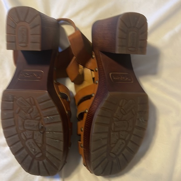 Shoes - Picture 2 of 4